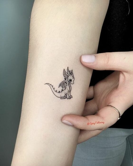 Tatuaje de dragón miniatura; 13 Tatuajes para convertirte en la nueva Daenerys Targaryen, madre de dragones