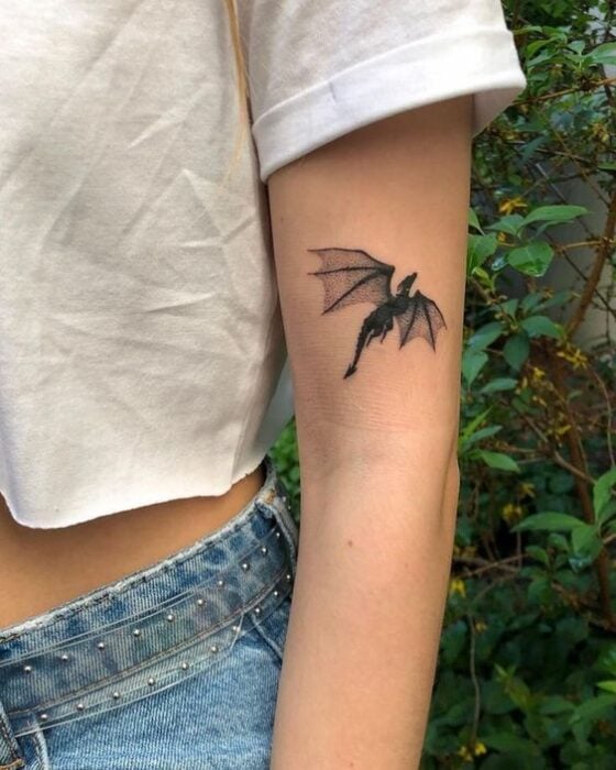 Tatuaje de dragón volador en tamaño miniatura; 13 Tatuajes para convertirte en la nueva Daenerys Targaryen, madre de dragones