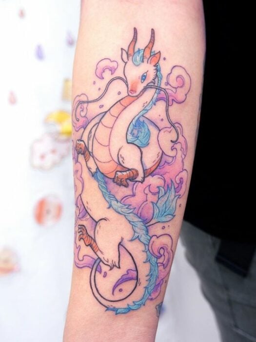 Tatuaje de dragón Haku en estilo kawaii; 13 Tatuajes para convertirte en la nueva Daenerys Targaryen, madre de dragones