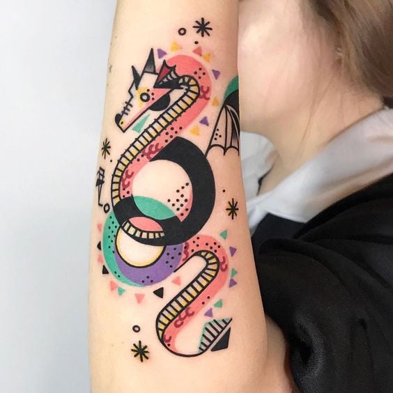 Tatuaje de dragón en estilo minimalista; 13 Tatuajes para convertirte en la nueva Daenerys Targaryen, madre de dragones