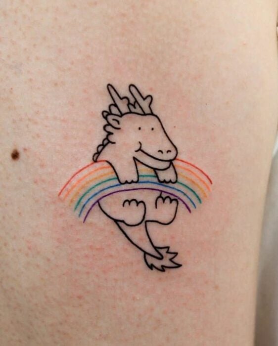 Tatuaje de dragón colgado sobre un arcoíris; 13 Tatuajes para convertirte en la nueva Daenerys Targaryen, madre de dragones