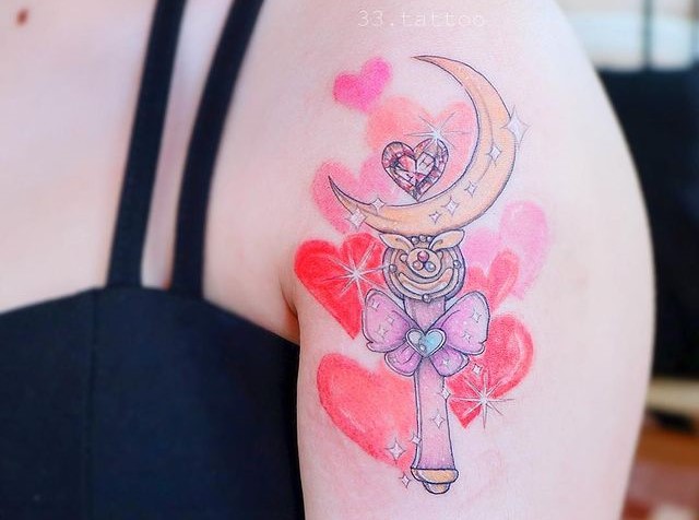 Tatuaje inspirado en el transformador de Sailor Moon; 13 Tatuajes para decorar tu piel 'en el nombre de la Luna'