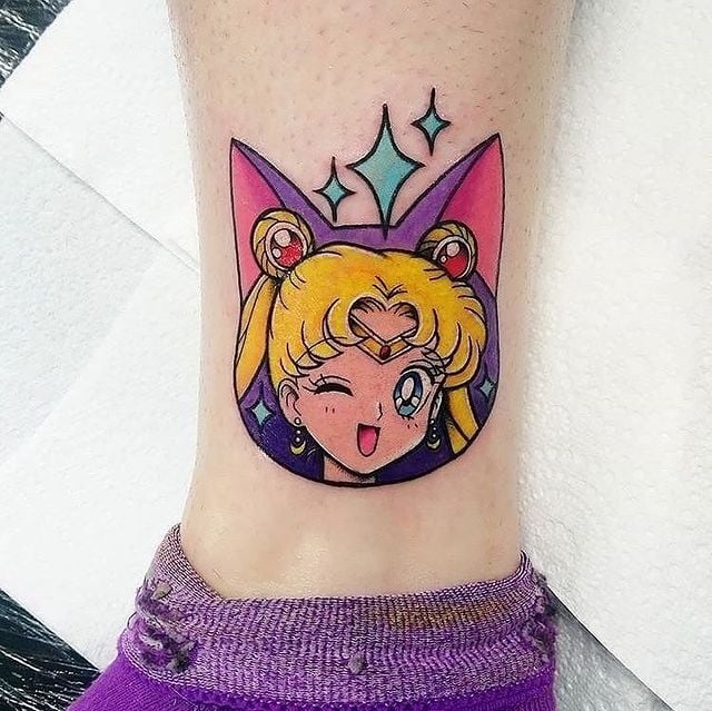 Tatuaje de Sailor Moon con el fondo de la silueta de Mina; 13 Tatuajes para decorar tu piel 'en el nombre de la Luna'