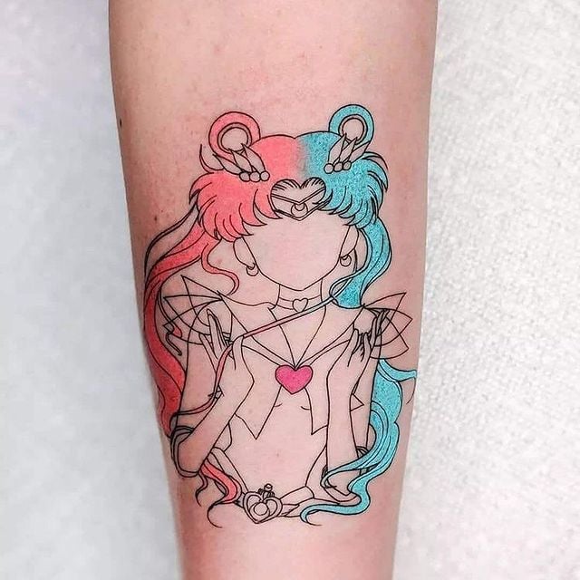 Tatuaje inspirado en Sailor Moon en colores azul y rosa; https://www.facebook.com/elblogdelgordo/photos/a.346490948831700/2078214938992617/