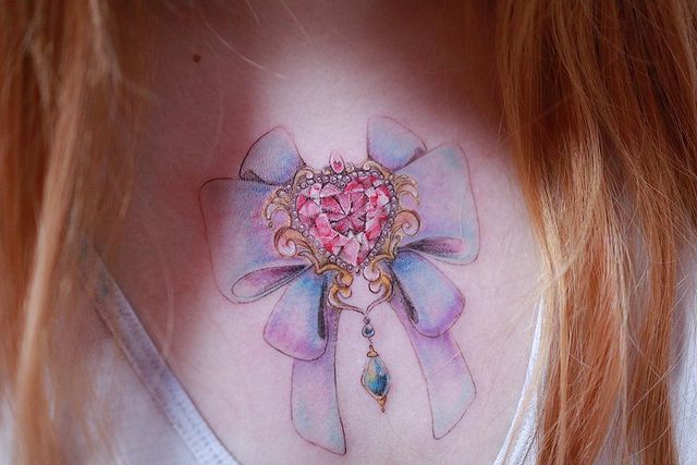 Tatuaje inspirado en el transformador de broche de Sailor Moon; 13 Tatuajes para decorar tu piel 'en el nombre de la Luna'