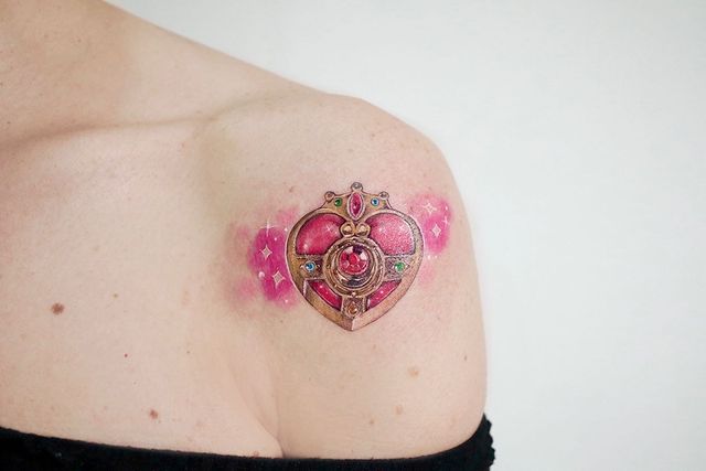 Tatuaje inspirado en el transformador de corazón de Sailor Moon;13 Tatuajes para decorar tu piel 'en el nombre de la Luna'