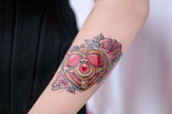 Tatuaje inspirado en el broche transformador de Sailor Moon; 13 Tatuajes para decorar tu piel 'en el nombre de la Luna'