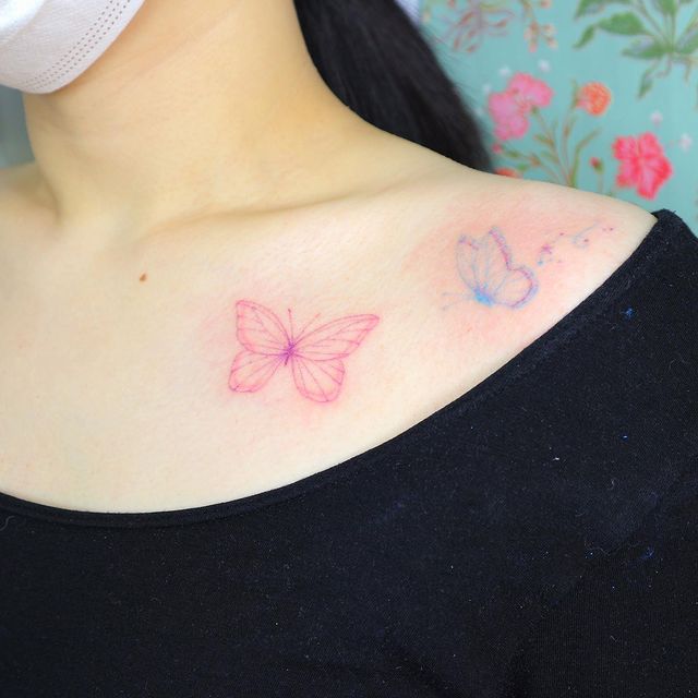 Tatuaje de mariposas en tonos rosa y azul solo siluetas;  15 Bellos tatuajes con mariposas para iniciar una metamorfosis