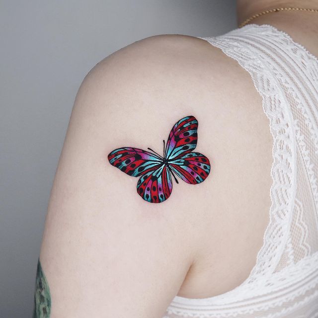 Tatuaje de mariposa en tono fucsia y verde;  15 Bellos tatuajes con mariposas para iniciar una metamorfosis