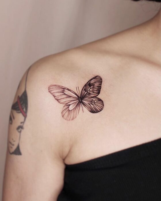 Tatuaje de mariposa en dos secciones silueta y replica natural; 15 Bellos tatuajes con mariposas para iniciar una metamorfosis