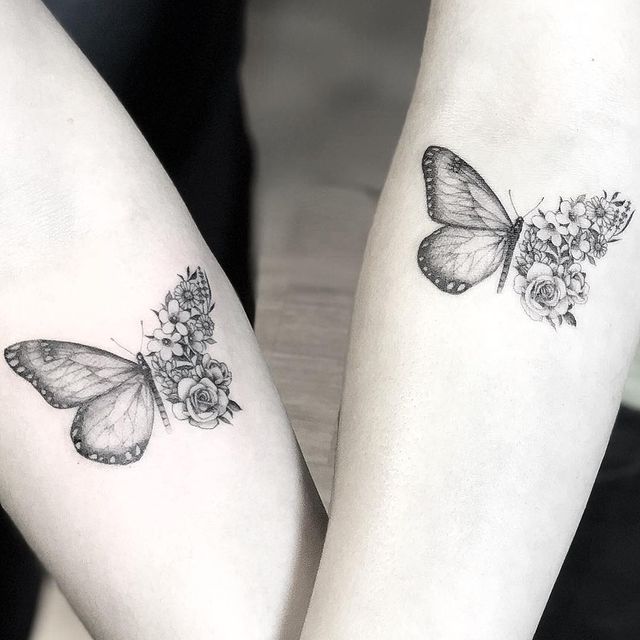 Amigas llevando tatuajes de mariposas dobles con  media ala de flores;  15 Bellos tatuajes con mariposas para iniciar una metamorfosis