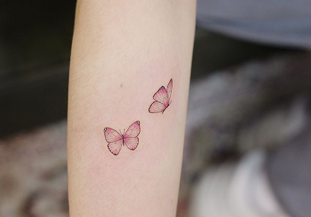 Minitatuajes de mariposas en color rosa con degradado en gris;  15 Bellos tatuajes con mariposas para iniciar una metamorfosis