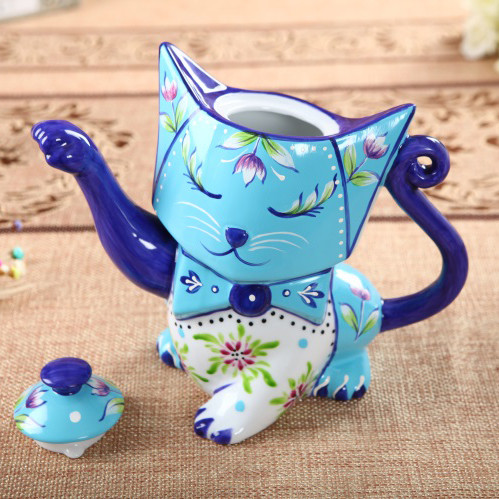Tetera en forma de gatito con decorado en color azul; 15 Teteras que hasta tu abuelita querrá en su cocina