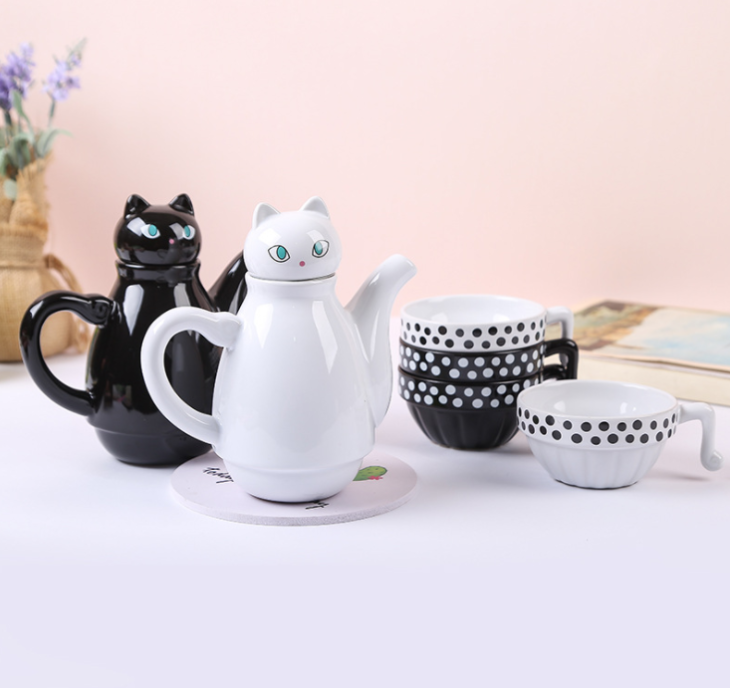 Tetera en forma de gato en tonos blanco y negro; 15 Teteras que hasta tu abuelita querrá en su cocina