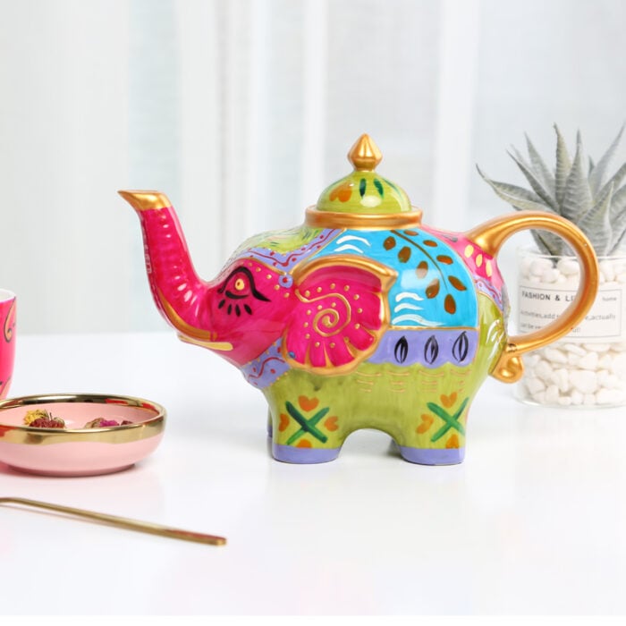 Tetera en forma de elefante en colores vibrantes; 15 Teteras que hasta tu abuelita querrá en su cocina
