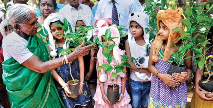 Saalumarada Thimmakka entrehando árboles a niños de la India