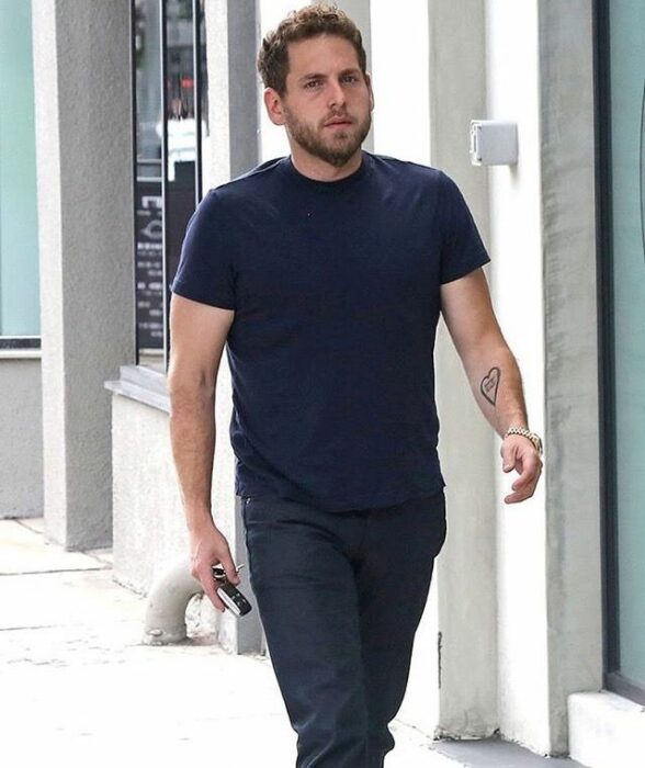 Jonah Hills caminando por la calle