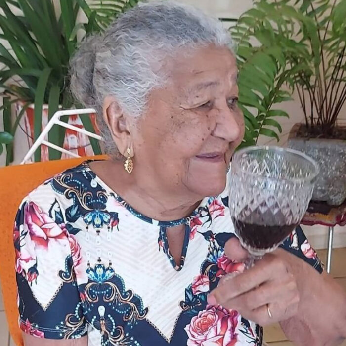 María bebiendo una copa de vino