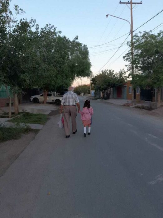 Tata Tito llevando a Luz a su primer día de clases de preescolar