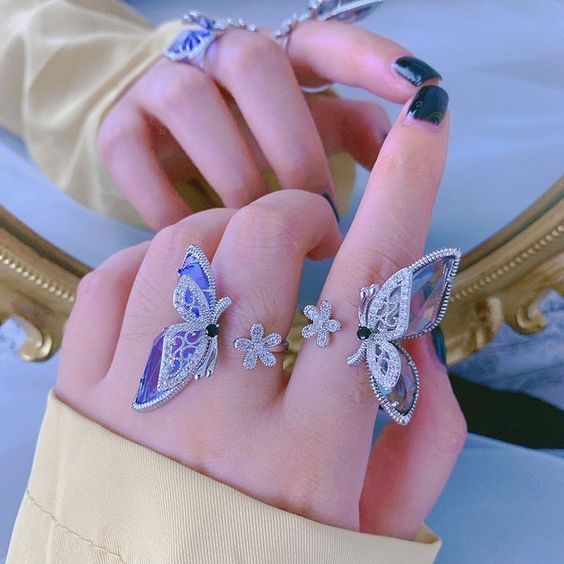 Chica usando un anillo con mariposas 