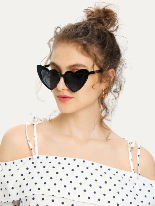 Gafas en color negro y en forma de corazón; 13 Accesorios chulísimos que sí o sí te mereces