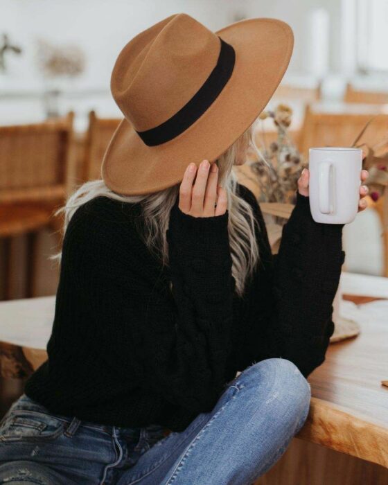 Chica llevando sombrero color caqui; 13 Accesorios chulísimos que sí o sí te mereces