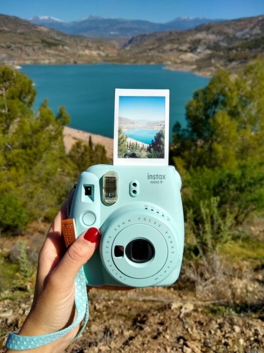 Cámara de fotos instantánea en color azul; 13 Accesorios chulísimos que sí o sí te mereces