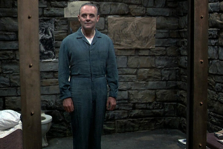 Anthony Hopkins como hannibal lecter en la cárcel durante la película El silencio de los inocentes 