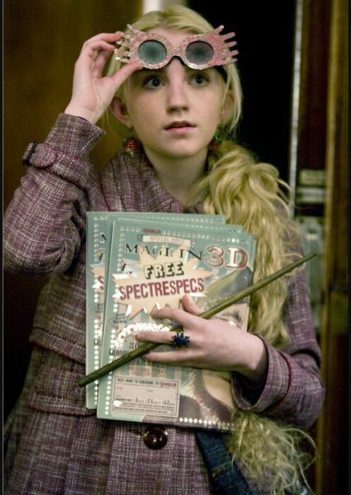 luna lovegood sujetando un libro, su varita y unos lentes en Harry Pottter 