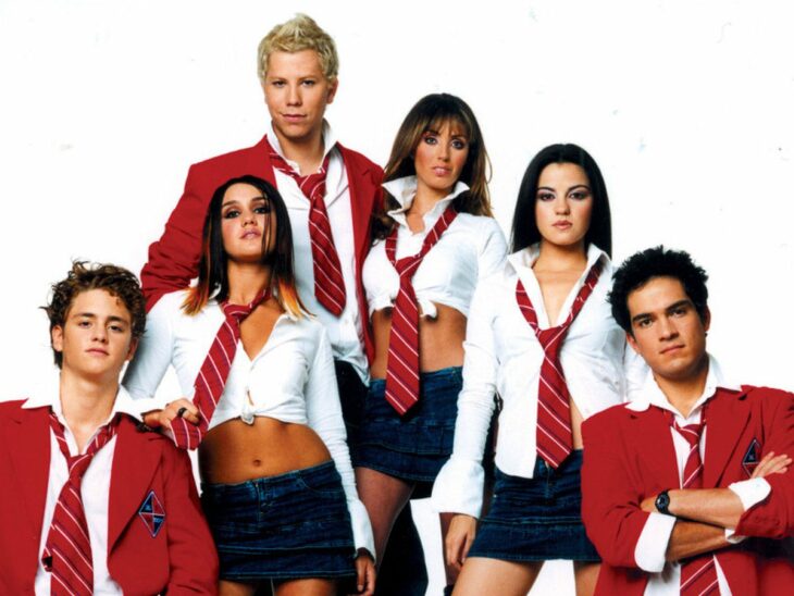 Personajes de la telenovela Rebelde posando con el uniforme de la escuela 