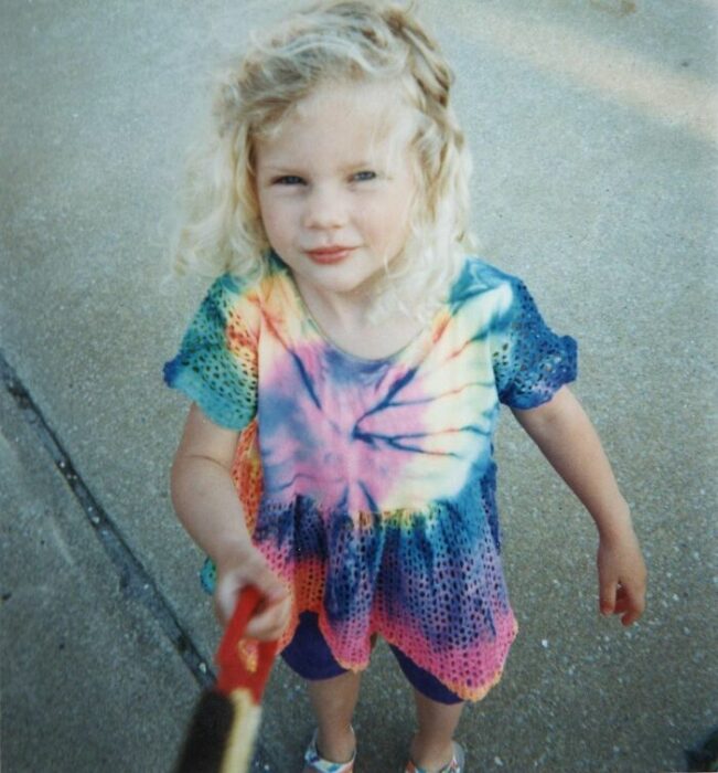 Taylor Swift cuando era niña posando para una fotografía