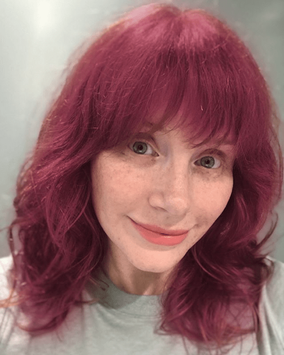 Bryce Dallas Howard con el cabello rosa