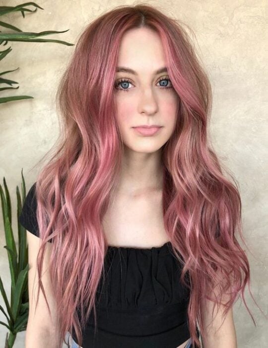 Chica de cabello largo ondulado con tinte 'Gold Pink Hair'