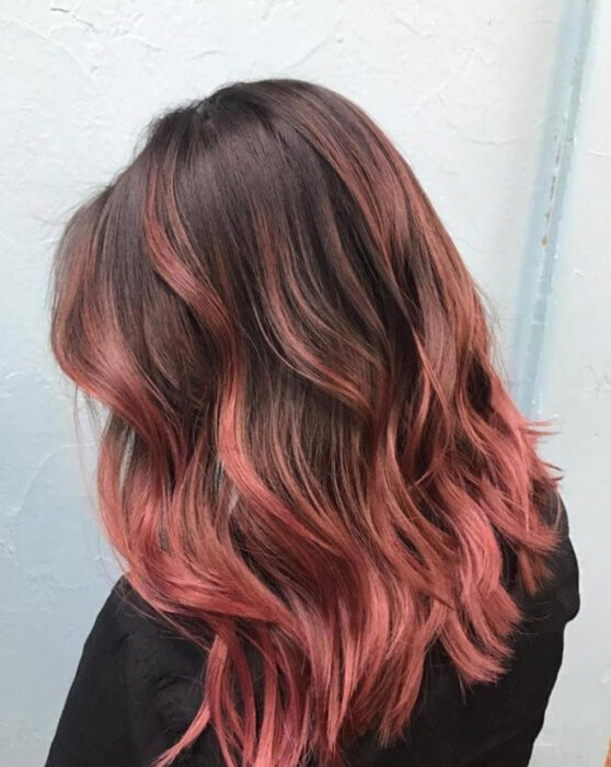 Chica con cabello castaño oscuro con cabello mediano y con tinte 'Gold Pink Hair'