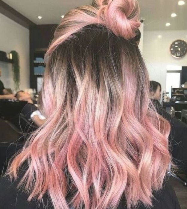 Chica con cabello medio largo ondulado y con tinte 'Gold Pink Hair'