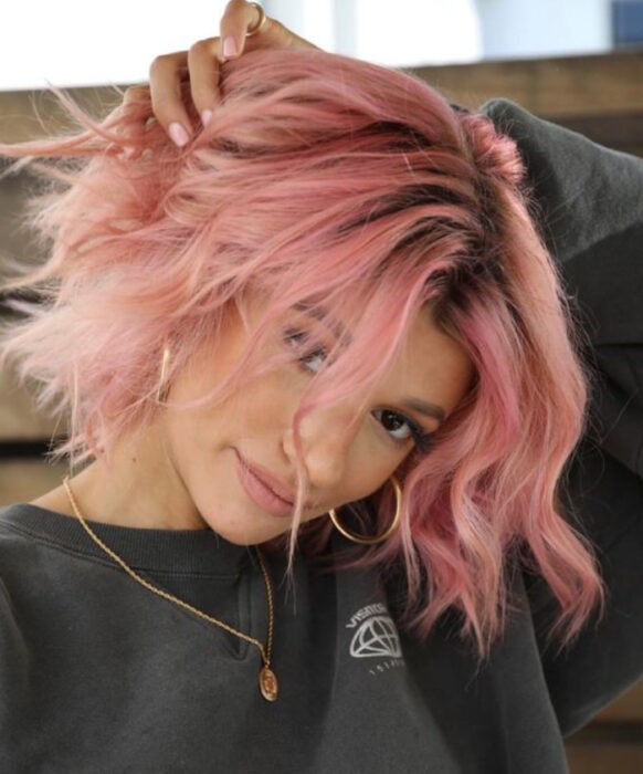 Chica de cabello castaño oscuro, corte bob con ondas y con tinte 'Gold Pink Hair'