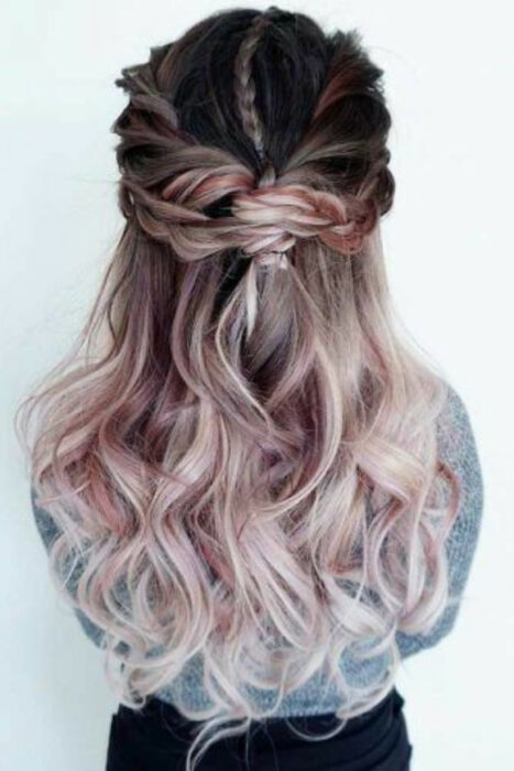 Chica con cabello largo ondulado y medio recogido con tinte 'Gold Pink Hair'