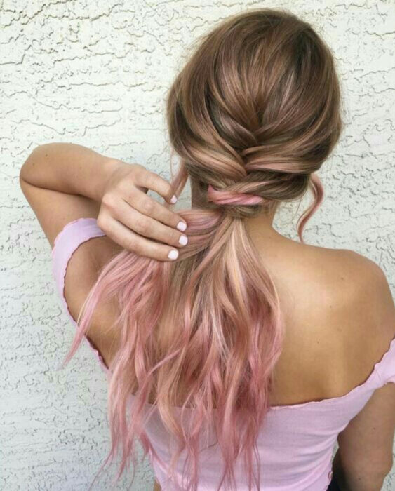 Chica con cabello largo ondulado, castaño claro, recogido y con tinte 'Gold Pink Hair'