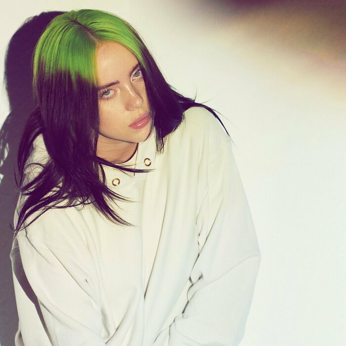 Billie Eilish posando para una fotografía  y mostrando su nuevo color de cabello 