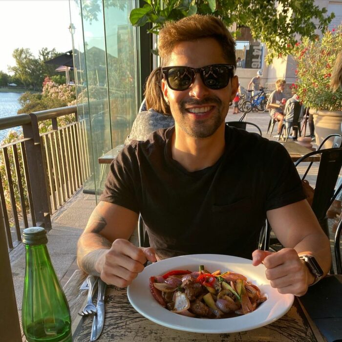 Chico sentado en un restaurante comiendo 