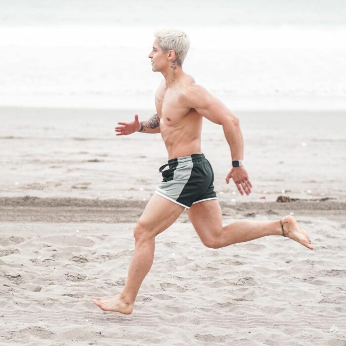 Chico corriendo por la playa 