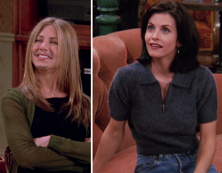 Del lado izquierdo Rachel Green de 'Friends', del lado derecho Monica Geller de 'Friends'