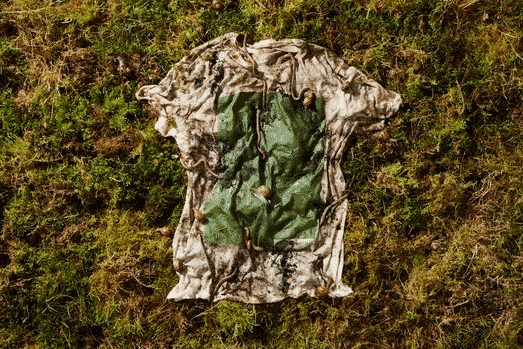 Camiseta biodegradable sobre una repisa; Crean camiseta biodegradable que puede ser plantada