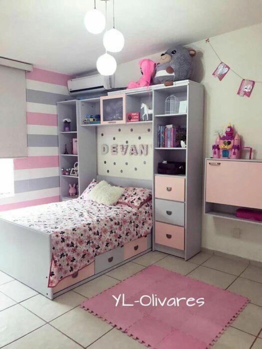 Decoración de cuarto en tonos grises con rosados y una cama 