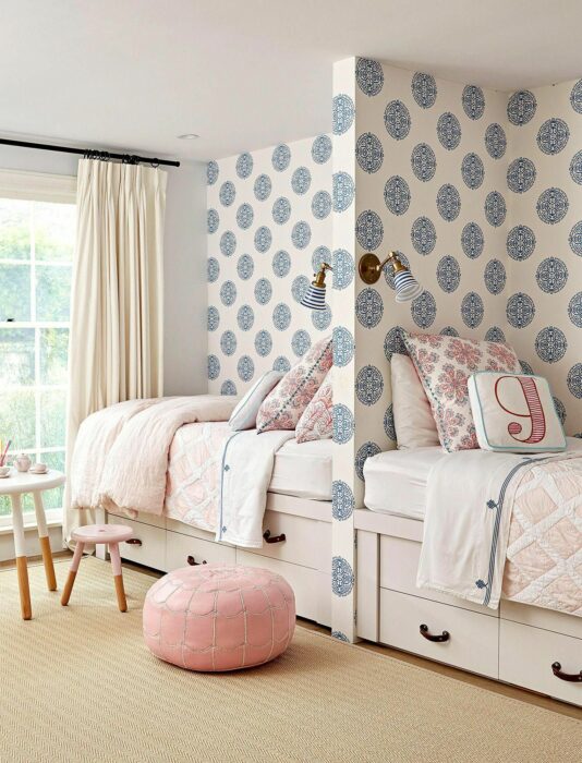 Decoración de cuarto en tonos azules con blancos con camas separadas 
