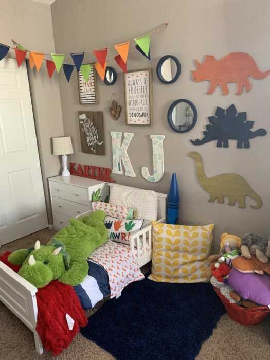 Decoración de cuarto con diferentes dinosaurios 