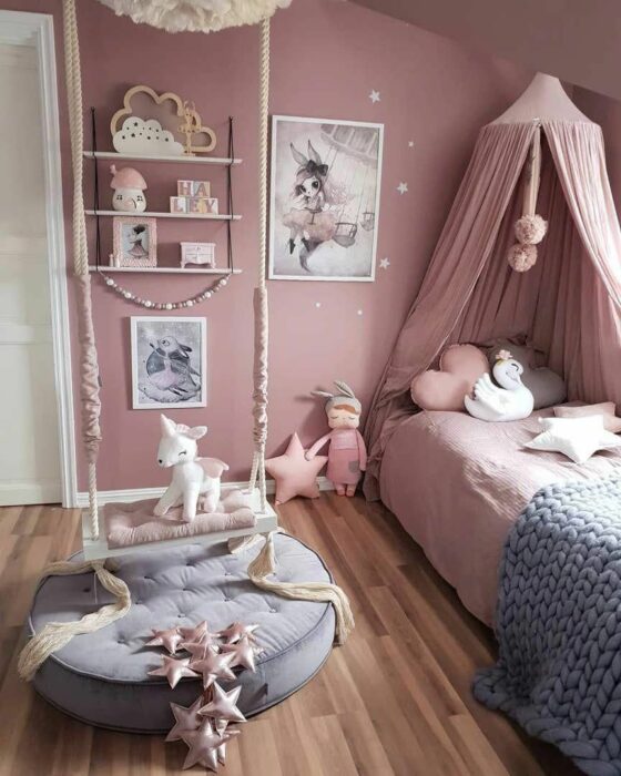 Decoración de cuarto en tonos rosados con gris y un dosel en la cama 