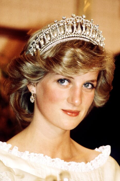 Diana de gales usando una tiara de la corona 