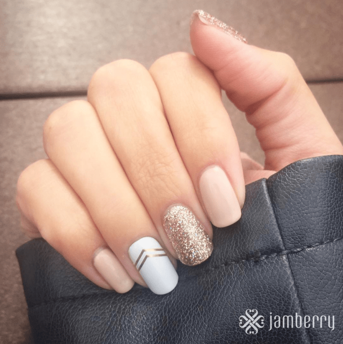 Diseño de uñas en tono dorado con blanco o nude 