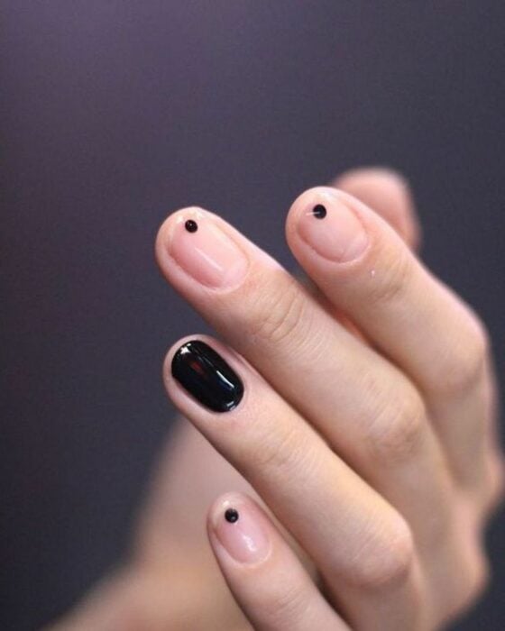 Diseño de uñas minimalista en color negro con un punto 